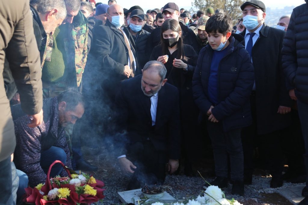 безопасность границ, Армения, Сюник, траурное шествие, протест, первый день траура в память погибших в карабахской войне, обращение премьер-министра, Никол Пашинян, отставка,