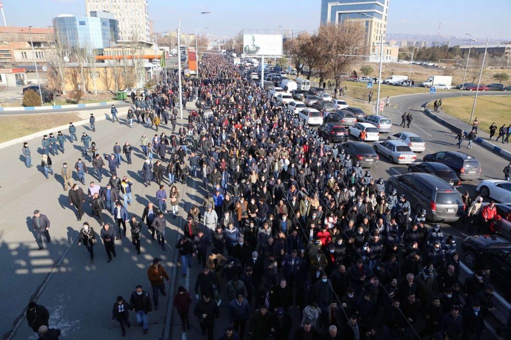 безопасность границ, Армения, Сюник, траурное шествие, протест, первый день траура в память погибших в карабахской войне, обращение премьер-министра, Никол Пашинян, отставка,