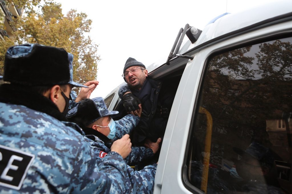 политический кризис в Армении, новости Армения, выход из кризиса, политолог Александр Искандарян, мнение, компетентное правление, Никол Пашинян, премьер-министр, оппозиция, 17 партий,