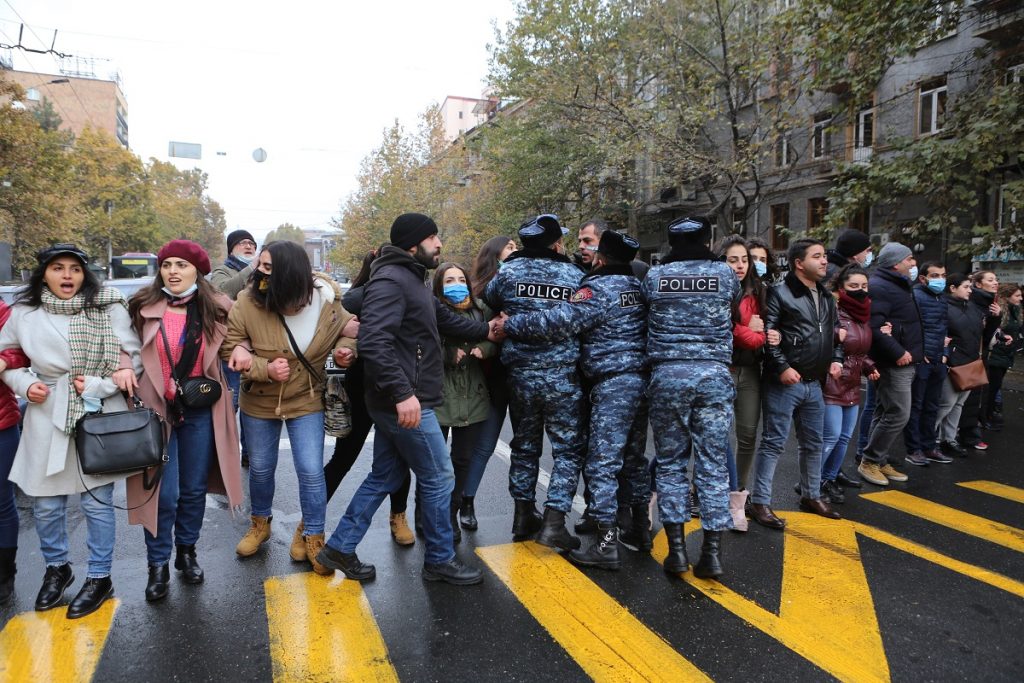 политический кризис в Армении, новости Армения, выход из кризиса, политолог Александр Искандарян, мнение, компетентное правление, Никол Пашинян, премьер-министр, оппозиция, 17 партий,