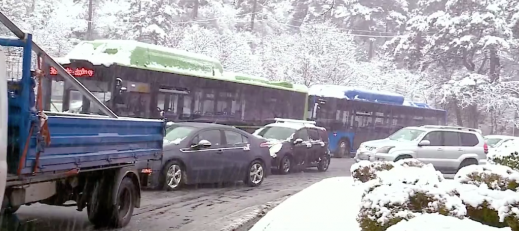 Паралич дороги и инциденты последовали, когда начался снегопад в Тбилиси. Пострадало 26 машин, упали деревья. Сломанные ветки деревьев повредили провода