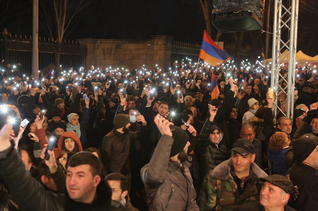 Митинги оппозиции и властей Армении