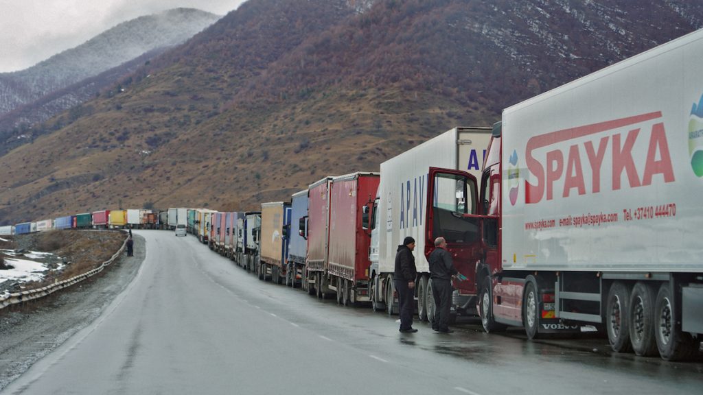 Drivers awaiting the resumption of traffic on the Georgian Military Highway, March 2021. Photo: David Pipia, JAMnews