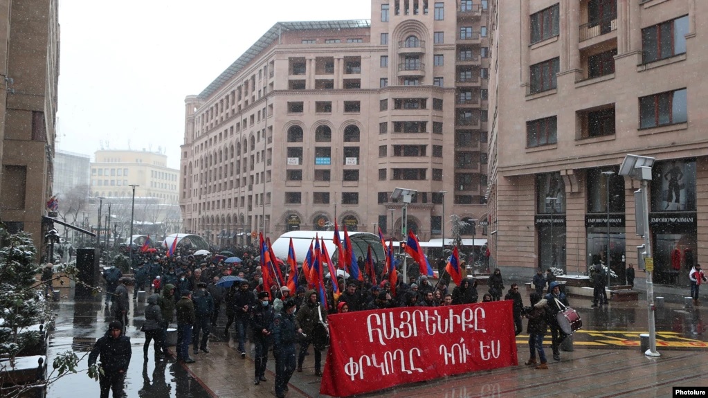 Комментарии о политическом кризисе в Армении
