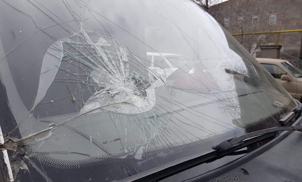 Azerbaijanis threw stones at Armenian cars
