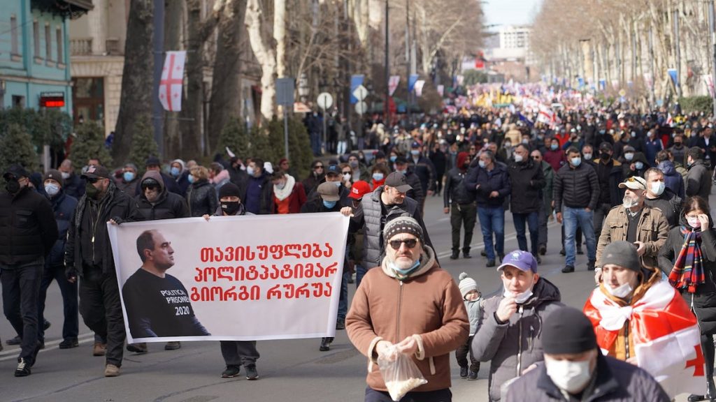 Плакат с требованием освобождения Гиоргия Руруа на акции оппозиции, 26 февраля 2021 г. Фото: Двид Пипиа, JAMnews