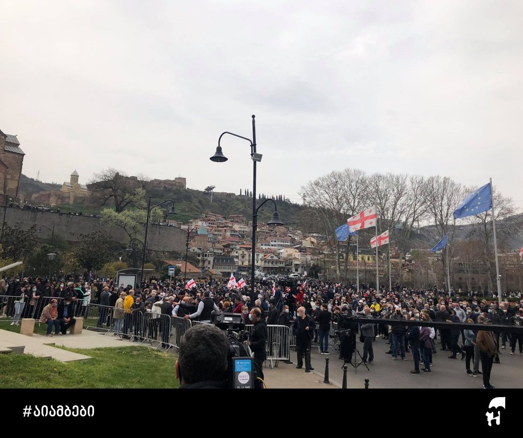 Исполнитель и шоумен Уцноби проводит акцию против оппозиции в Грузии