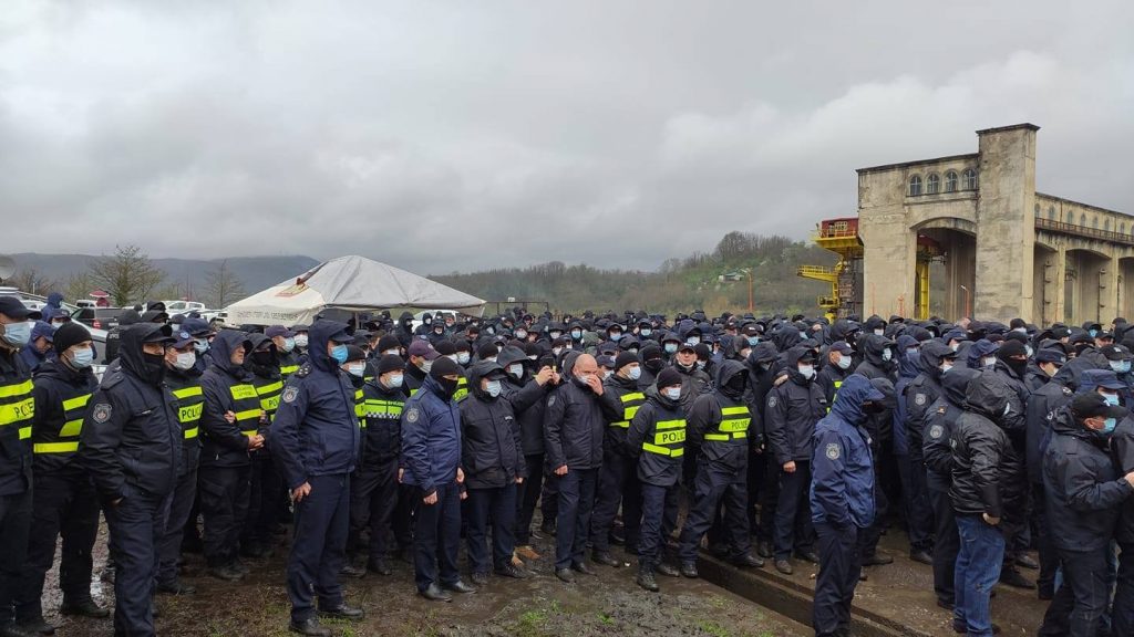 Полиция в селе Намахвани. Протест против строительства Намахванской ГЭС в Грузии