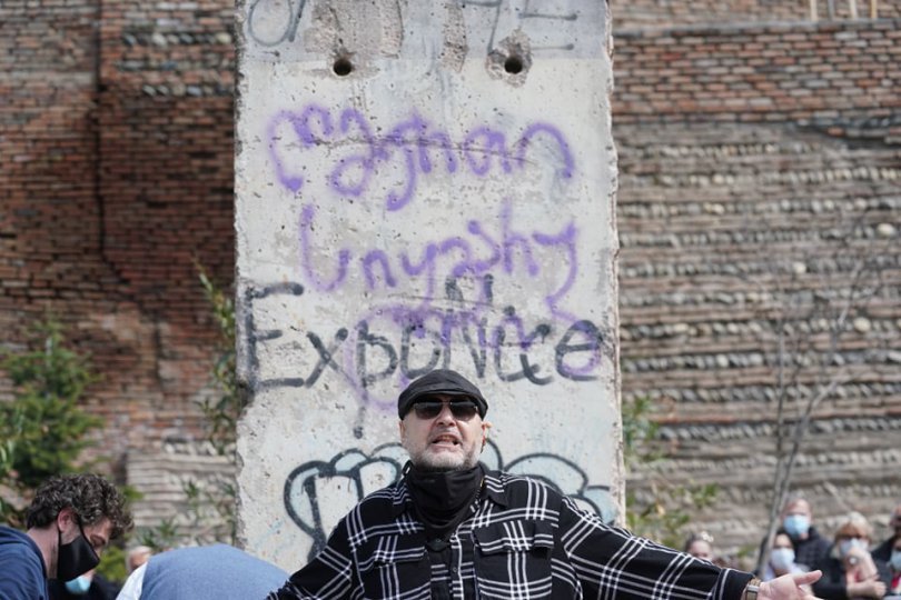 "Бог это любовь" - написал на стене исполнитель и шоумен Уцноби во время акции против оппозиции в Тбилиси. Мэрия заявила, что он будет оштрафован за эту надпись