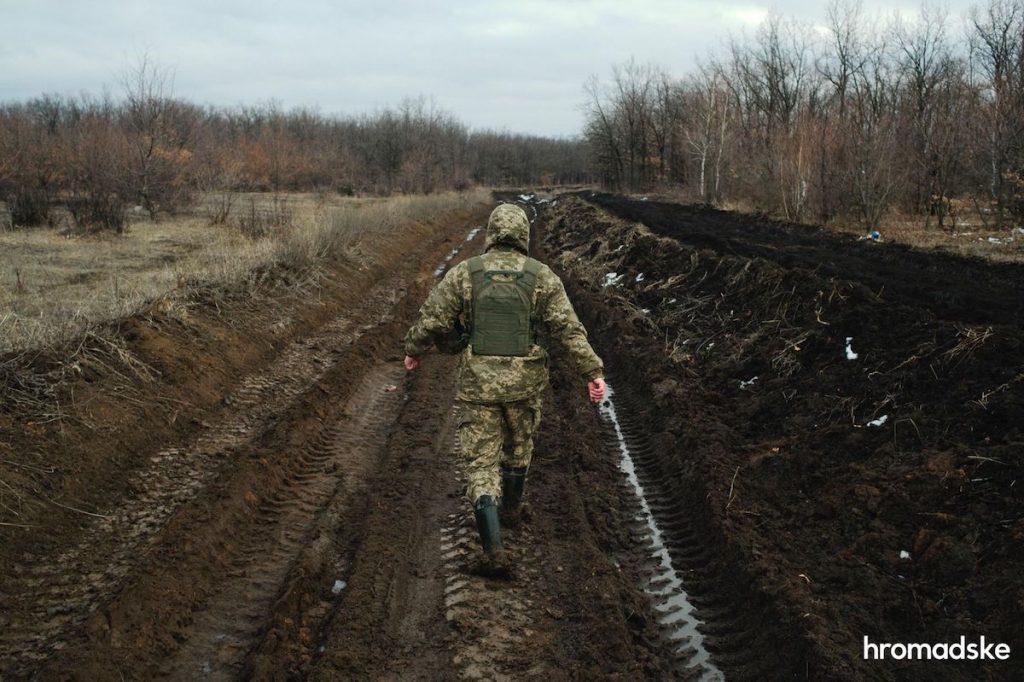 Военный показывает путь к селу Новоалександровка по грунтовой дороге, на которой обычный транспорт не сможет проехать
Фото: Макс Левин/hromadske