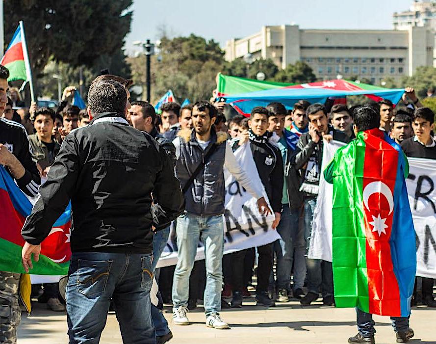 Марш в Баку 6 апреля 2016 года в поддержку азербайджанской армии. Пять лет "апрельской" войне в Карабахе