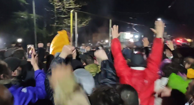 Конфронтация между полицией и протестующими вечером 13 апреля. Полиция арестовала 6 активистов
Фото: TV Formula