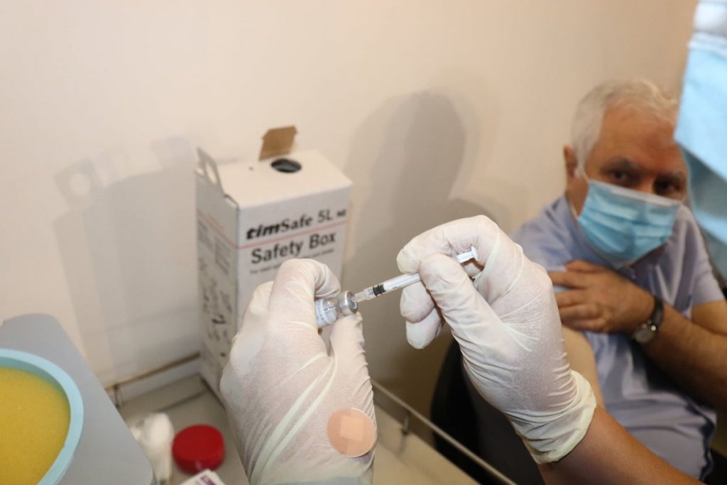 Амиран Гамкрелидзе, руководитель Национального центра контроля заболеваний, одним из первых получил вакцину Sinopharm. 4 мая, Тбилиси. Фото: NCDC
