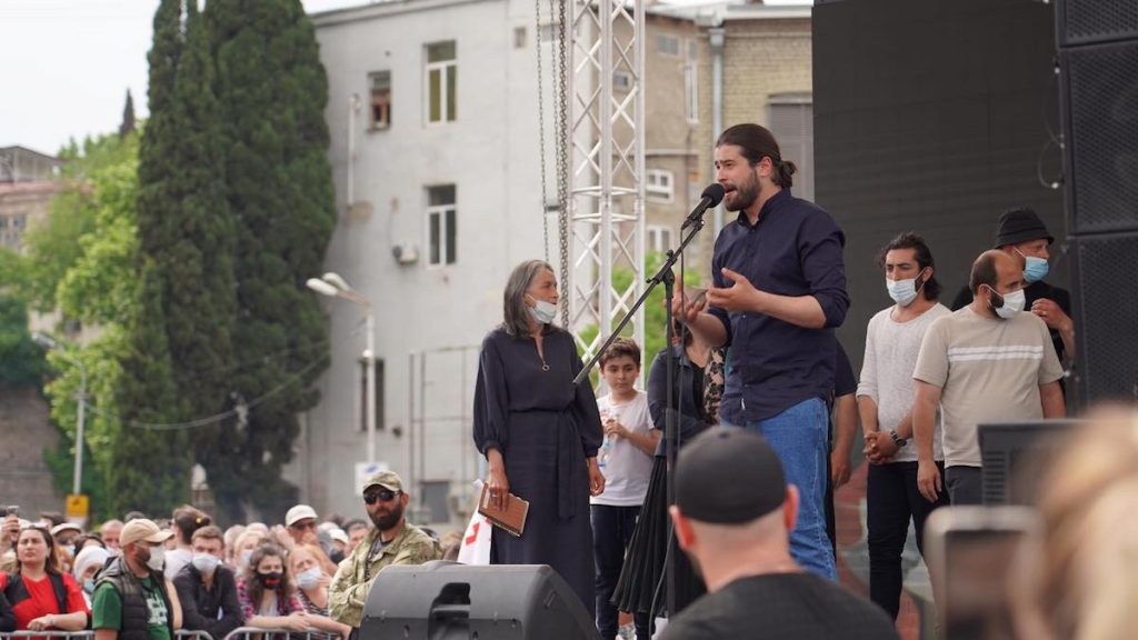 Выступает один из лидеров протеста против строительства Намахванской ГЭС Варлам Голетиани. Фото: JAMnews/Давид Пипиа. протест против новой ГЭС блокирует центр Тбилиси