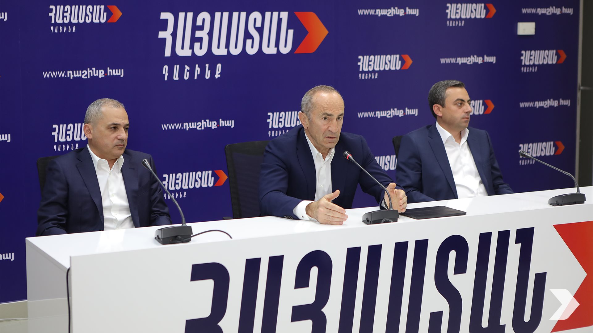 Kocharian at a press conference of the Hayastan bloc