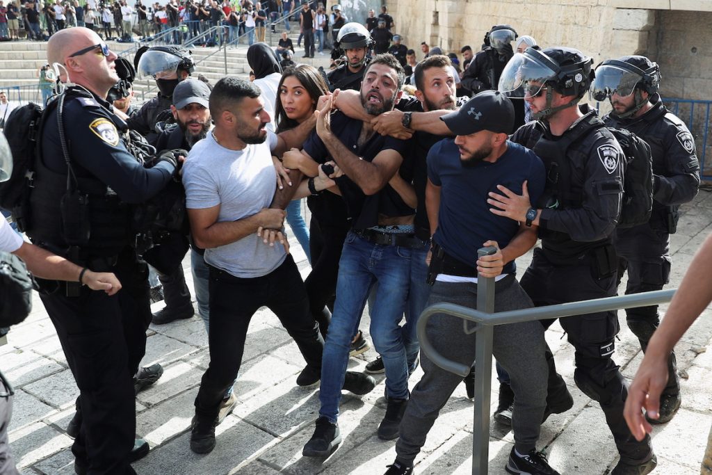 Задержание палестинца во время столкновений в Старом городе в Иерусалиме. 10 мая, 2021. REUTERS/Ronen Zvulun
Что происходит в израильско-палестинском конфликте