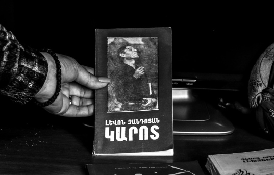 Книга на столе Тарона, которую он читал перед тем, как уйти на войну. 24-летний Тарон Гиваргизян был убит при нападении азербайджанского беспилотника 