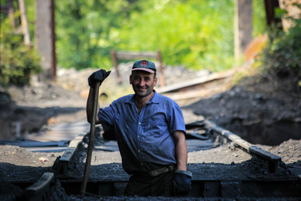 Gürcüstanın Çiatura şəhərində mədənlər və dağıntılar

