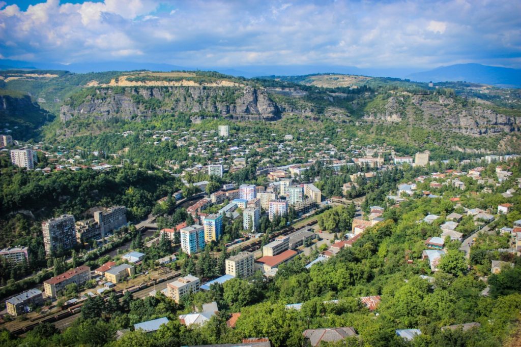 Gürcüstanın Çiatura şəhərində mədənlər və dağıntılar

