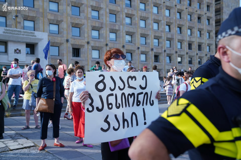 "Откройте дверь пансионата!" - Активисты провели митинг перед администрацией правительства.
Митинг перед зданием канцелярии правительства. Фото: Вахо Карели / Формула