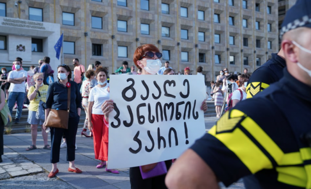 Активисты требуют дать возможность Народному защитнику посетить детский дом в Ниноцминда в регионе Самцхе-Джавахети в Грузии. Фото: Вахо Карели / Формула