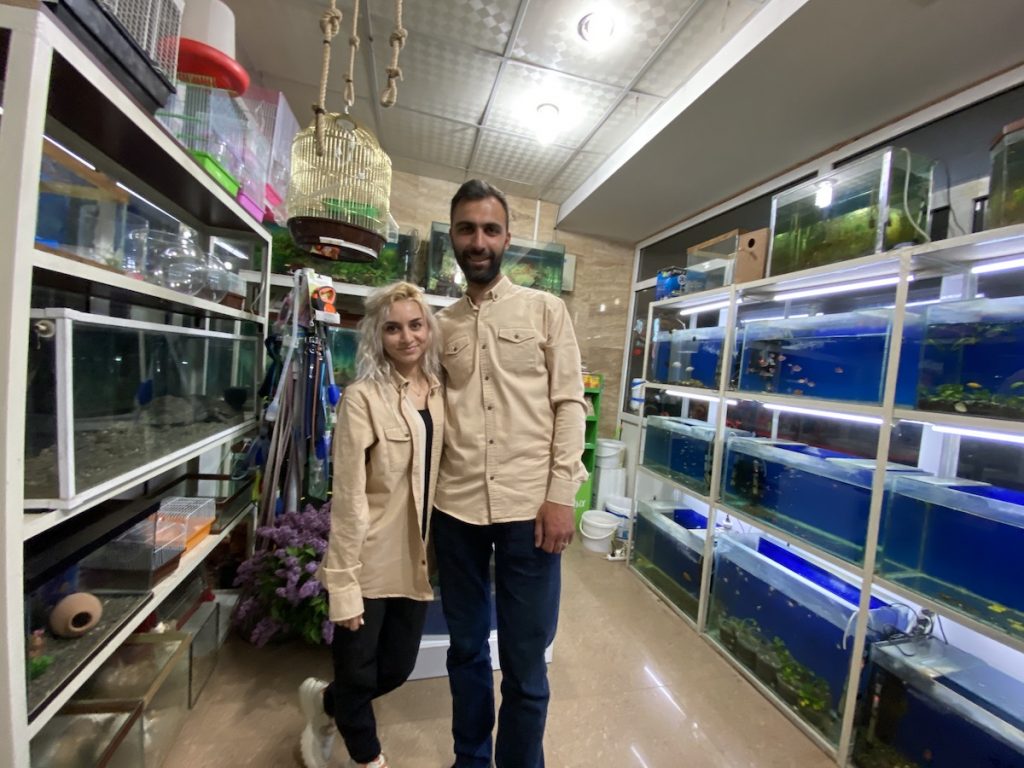 «Надо быть оптимистами и много работать» - Армен и Лусин. Армен Акопян продает рыбок и аквариумные аксессуары в Степанакерте