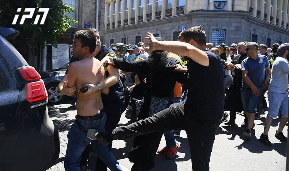 Violence and chaos at far-right rally in Tbilisi