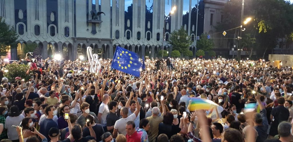 Two opposing rallies are held in front of parliament. Photo: Nrtgazeti