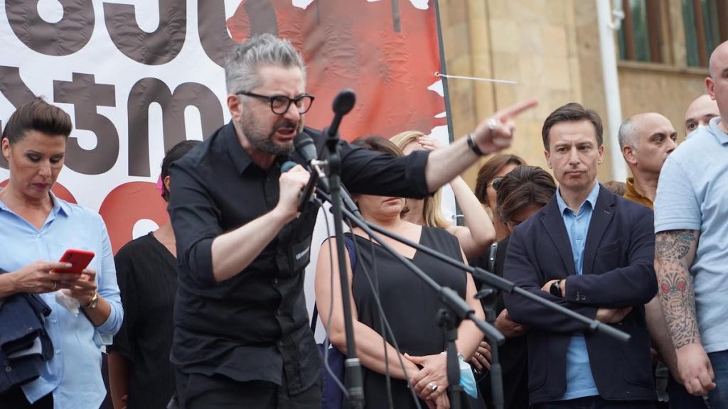 "Насилие 5 июля было спровоцировано властями и они отвечают за смерть забитого радикалами журналиста" - в Тбилиси требуют отставки премьера. Фото JAMnews/Давид Пипия
