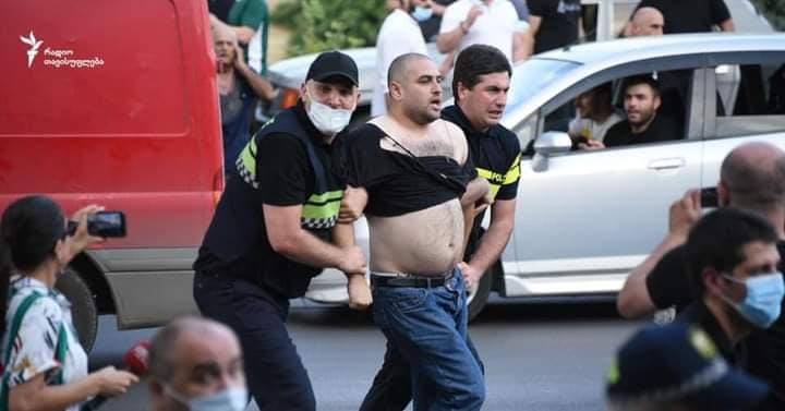 Полиция арестовала одного из участников гомофобного митинга. Pride в Тбилиси: драка с полицией и аресты