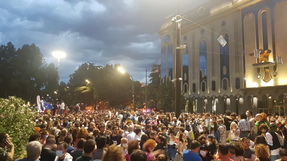 Two opposing rallies are held in front of parliament. Photo JAMnews