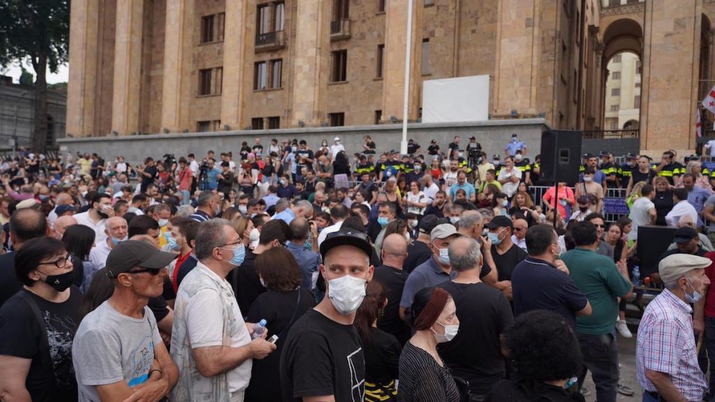 "Насилие 5 июля было спровоцировано властями и они отвечают за смерть забитого радикалами журналиста" - в Тбилиси требуют отставки премьера. Фото JAMnews/Давид Пипия