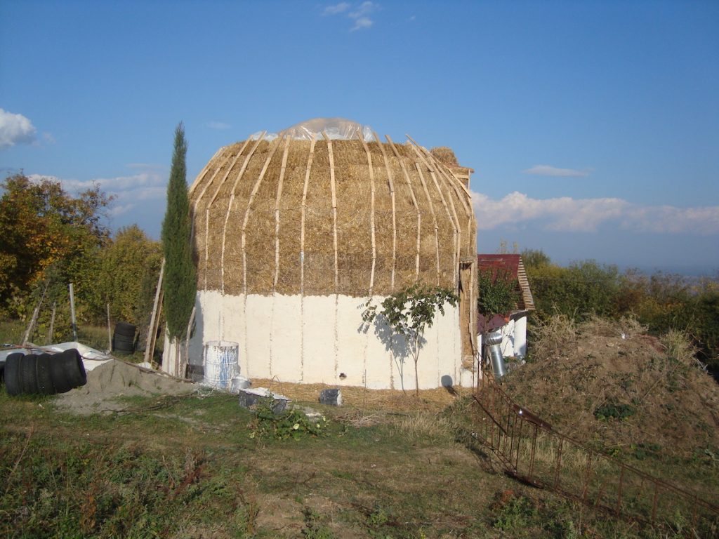 Дом Намджи - Давиду Чачанидзе и его жене понадобилось четыре тысячи лари, чтобы построить дом. Дома из соломы в Грузии