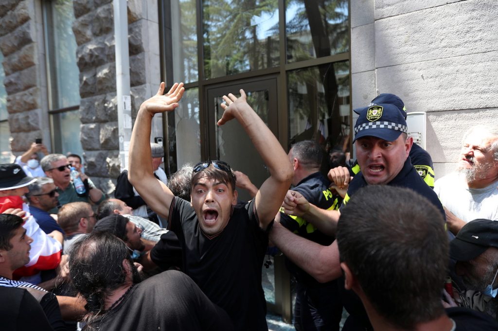 Opponents of the LGBT Pride in Tbilisi smash the organization's office, July 5, 2021 REUTERS / Irakli Gedenidze