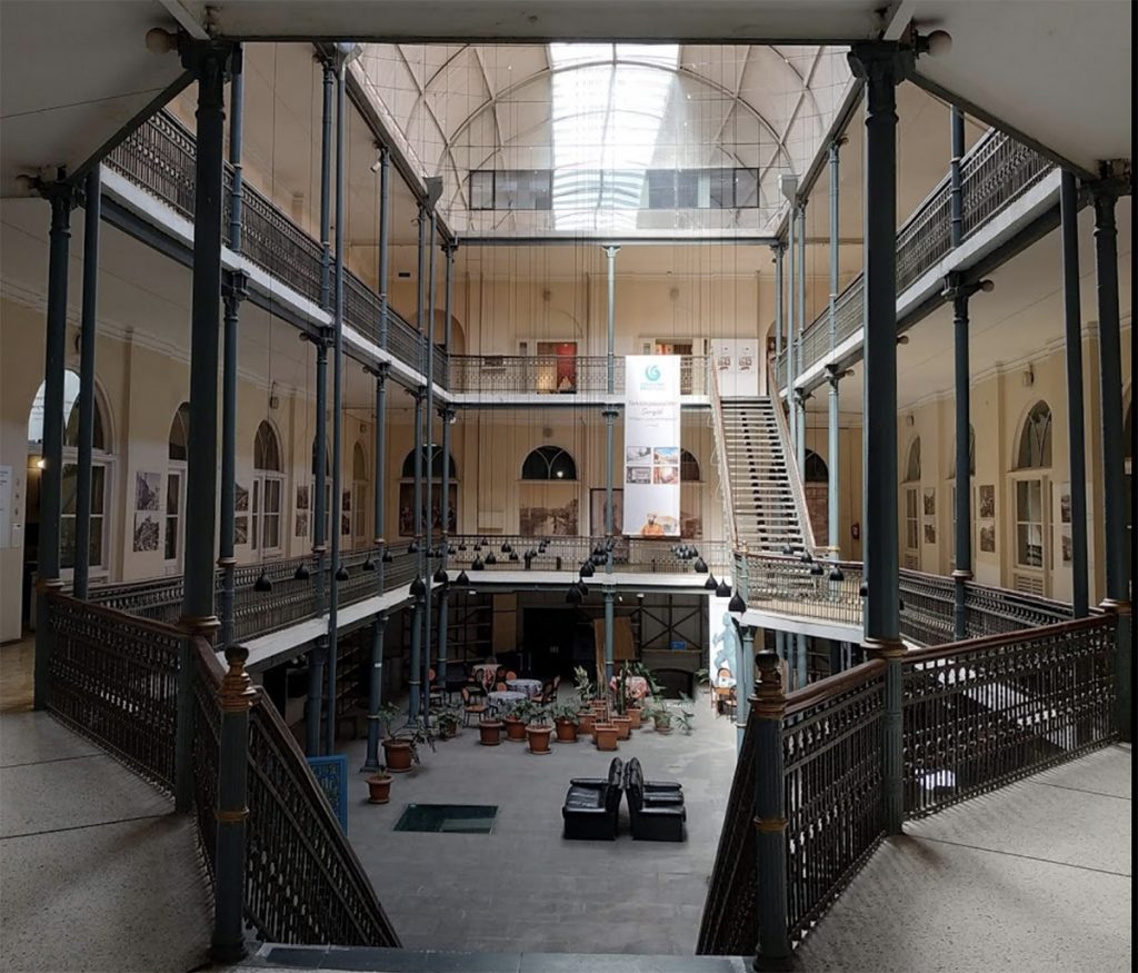 Ժամանց և հանգիստ Վրաստանում. Թբիլիսիի պատմության թանգարան. Պատմական արտեֆակտների հետ մեկտեղ թանգարանում ցուցադրվում են նաև ժամանակակից արվեստի գործեր: