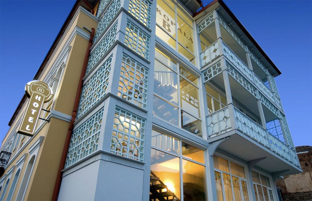 Թբիլիսի զբոսաշրջային հատված, մոտակայքում՝ բազմաթիվ խանութներ, ռեստորանների և ժամանցի վայրեր: Հյուրանոցներ և հոսթելներ Վրաստանում․ "Blue Copala Hotel"