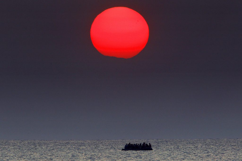 Սիրիացի փախստականներով նավակը ճոճվում է Թուրքիայի և Հունաստանի միջև Էգեյան ծովում, դրա շարժիչը կոտրվել է հունական Կոս կղզու մոտ։ 2015 թ-ի օգոստոս 11։ REUTERS / Yannis Behrakis
