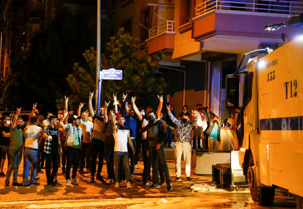 Беспорядки против сирийских беженцев в Анкаре, Турция, 11 августа, 2021. REUTERS / Cagla Gurdogan. Сирийские и афганские беженцы в Турции