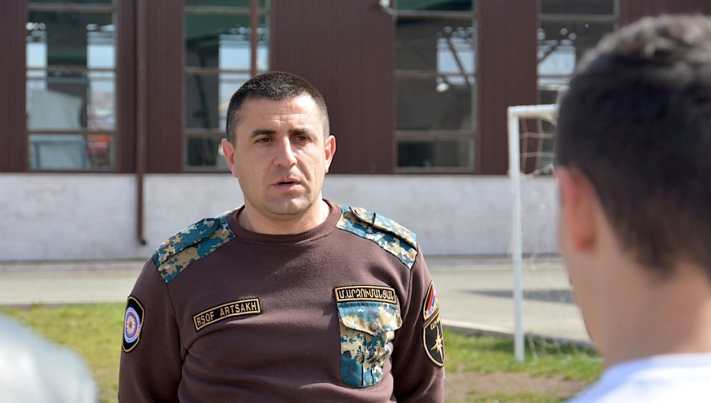 Мехак Арзуманян,  начальник службы по чрезвычайным ситуациям непризнанной Нагорно-Карабахской Республики. Он - один из спасателей, которые с 13 ноября 2020 года участвуют в поисках тел военнослужащих, погибших во второй карабахской войне.