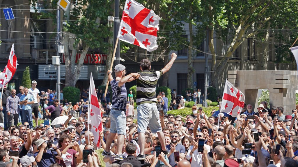 На фото: митинг 5 июля в Тбилиси против ЛГБТК + прайда. Давид Пипиа / JAMnews