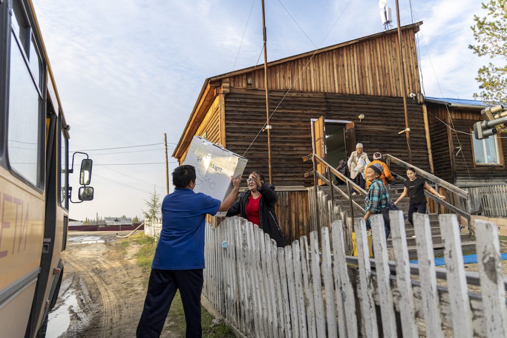 Жители сгоревшего села Бясь-Кюель в Якутии получают помощь. Фото: Иван Жилин/«Новая газета»