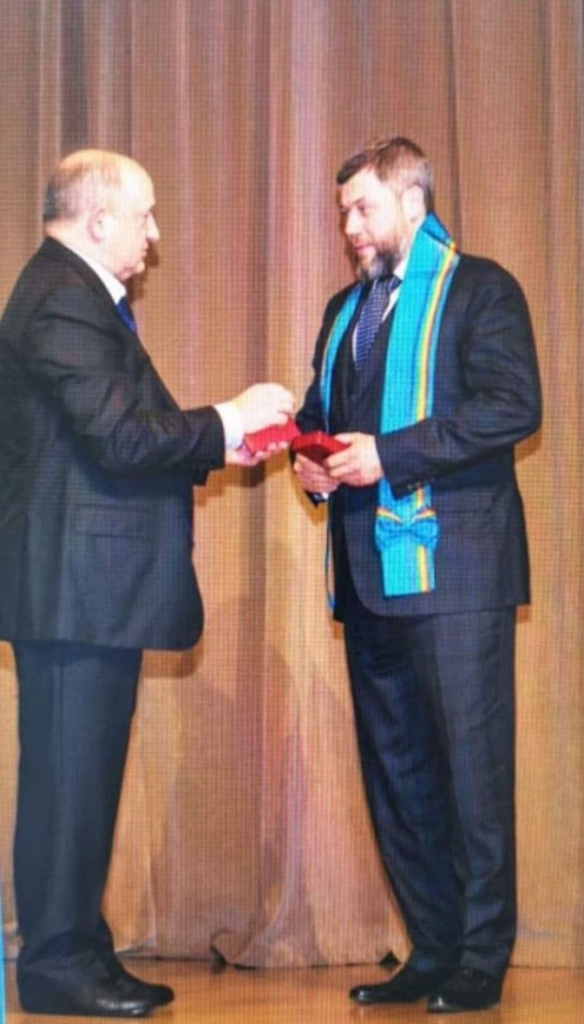 Алексей Максимов получает награду от "Академии информатизации"