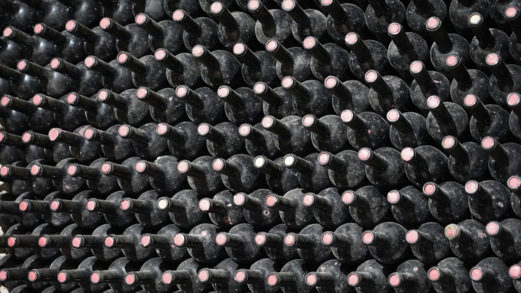 Вино в бутылках в подвале на на предприятии "Кварельский погреб". Кварели, Грузия. Фото: Давид Пипия, JAMnews. Экспорт грузинского вина в Россию и Украину 