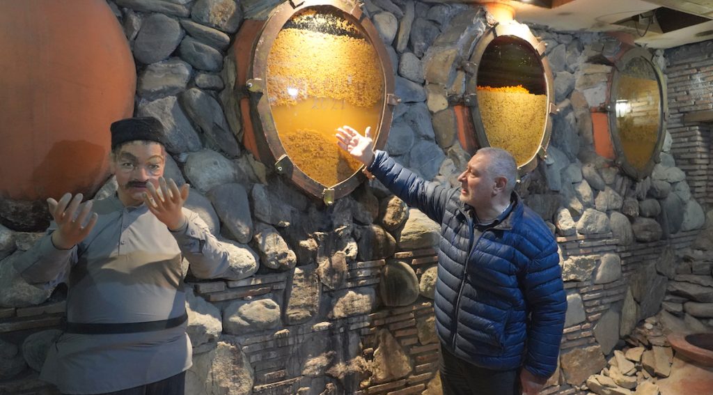 Twins Wine Cellar müəssisəsinin direktoru Qiya Qamtkitsulaşvili kvevri şərabının unikal saxlanma xüsusiyyətlərini izah edir. Napareuli, Gürcüstan. Foto: David Pipia, JAMnews