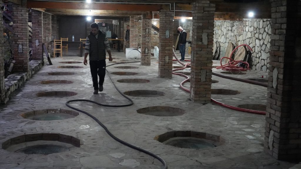 Twins Wine Cellar müəssisəsində kveri şərab zirzəmisi. Napareuli, Gürcüstan. Foto: David Pipia, JAMnews