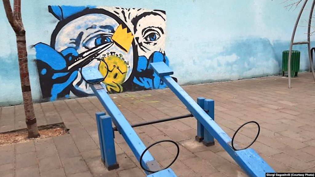 Граффити в Тбилиси, автор Гиорги Гагошвили. В Грузии снова более пяти тысяч случаев заражения ежедневно