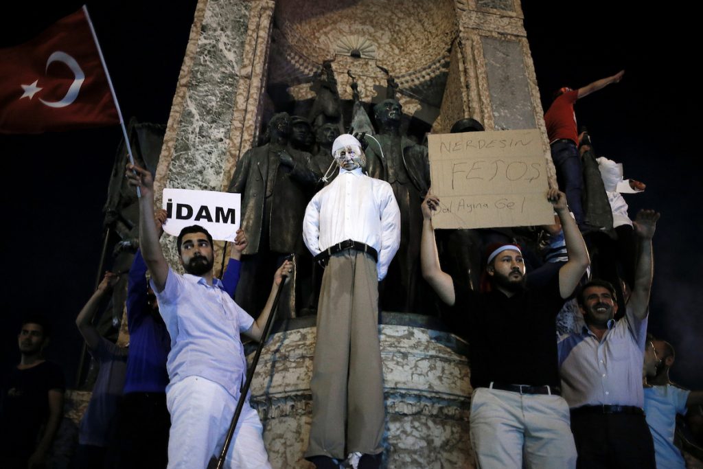 Сторонники президента Турции собираются "повесить" куклу, изображающую американского клерика Фетхуллаха Гюлена, которого власти обвинили в попытке организовать переворот летом 2016 года. Стамбул, Турция, 18 июля, 2016. Фото REUTERS / Алкис Константинидис