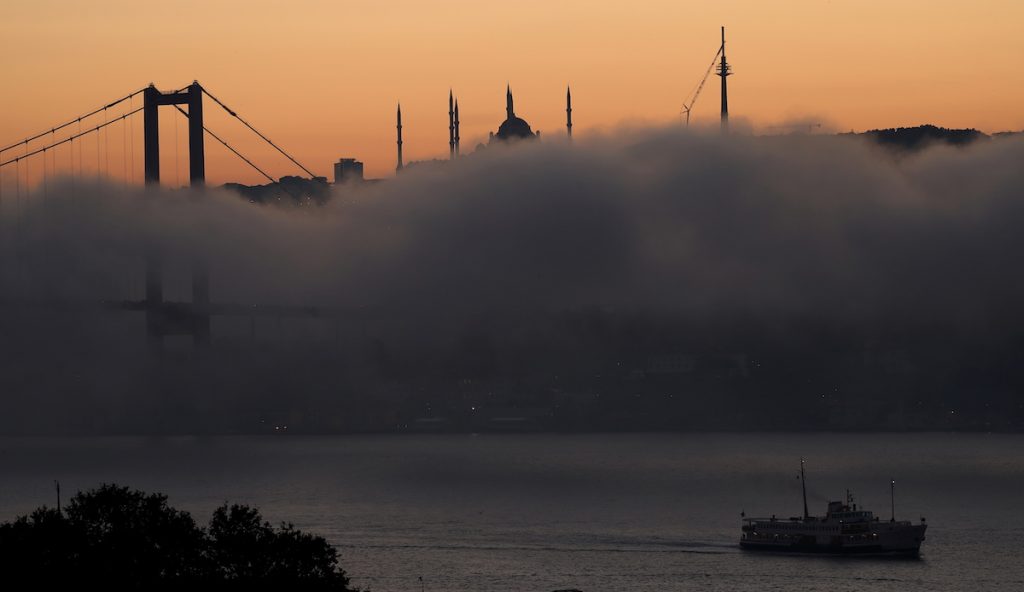 "Мост мучеников" в Стамбуле, известный как Босфорский мост, и мечеть Большая Камлика, покрытые туманом. 17 ноября, 2020. REUTERS/Murad Sezer