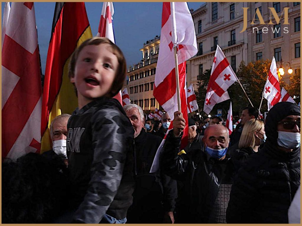 Tbilisidə Saakaşvilinin azad edilməsi tələbilə mitinq.Foto: JAMnews/Bəşir Kitaçayev
