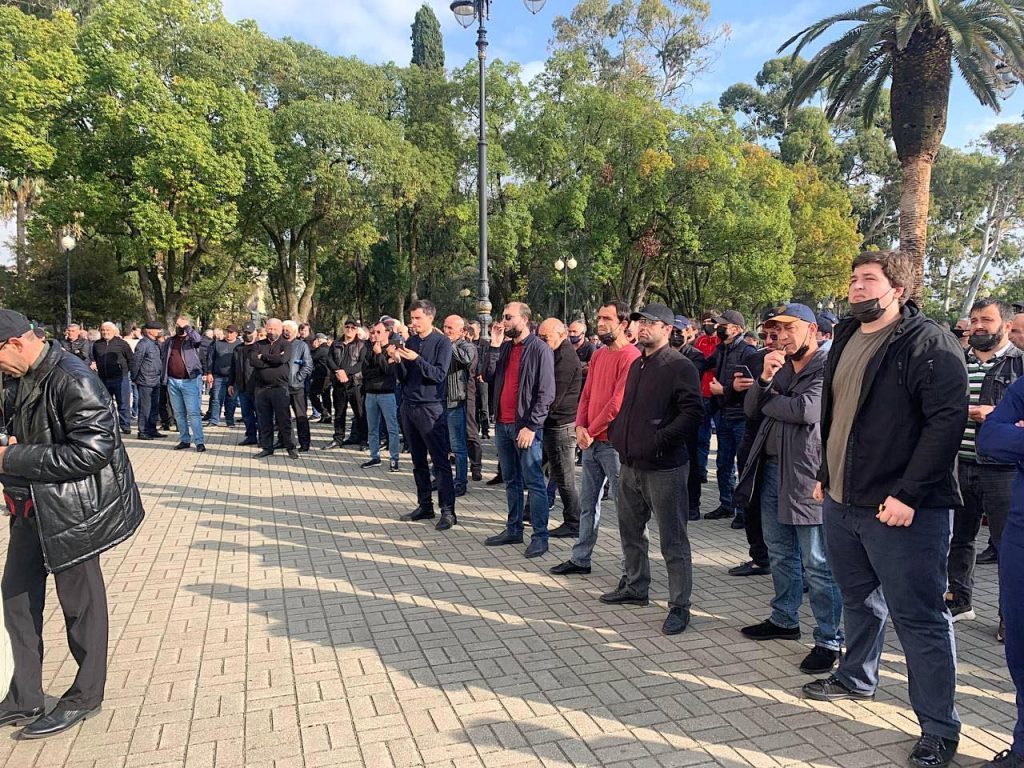 В Абхазии требуют отставки президента